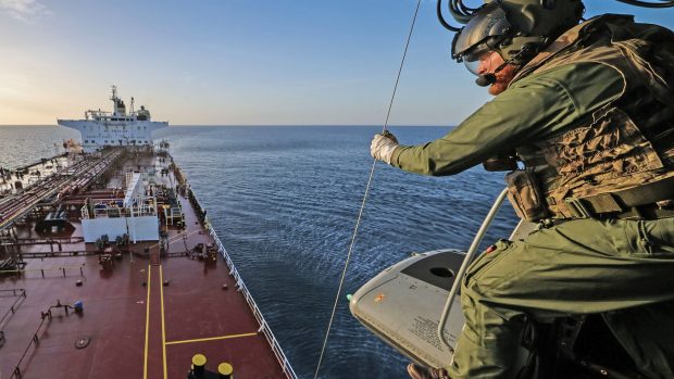 Armata britanică oprește primul petrolier din flota-fantomă rusă în Canalul Mânecii