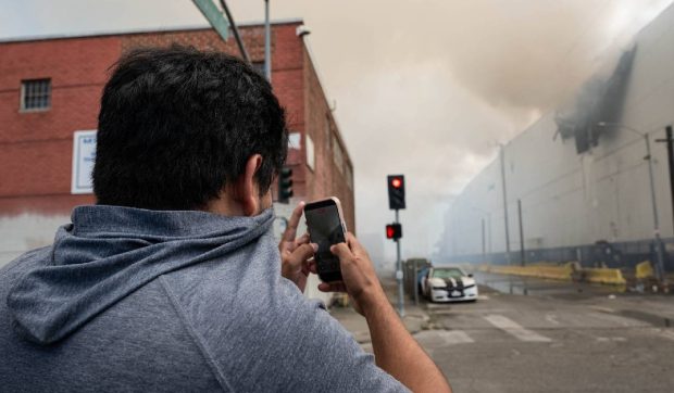 Incendiu persistent de patru zile într-un depozit frigorific uriaș din Los Angeles, primărița declară stare de urgență