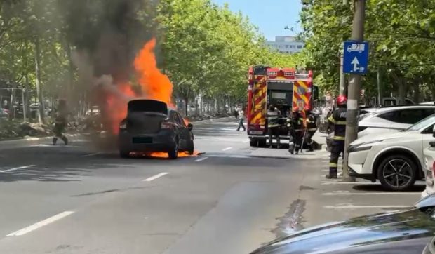 Incendiu la un Logan după un accident rutier pe Bulevardul Camil Ressu din Sector 3