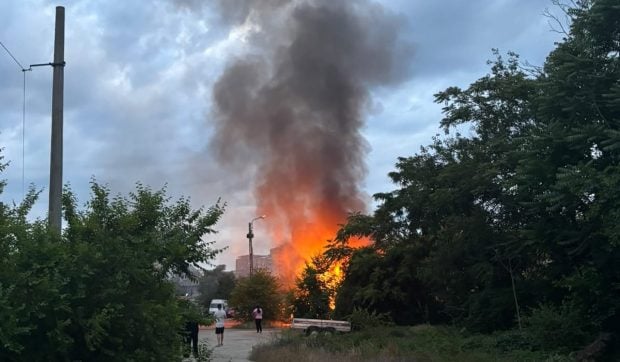 Flăcări violente în sectorul 2: un incendiu cuprinde o locuință din zona Baicului