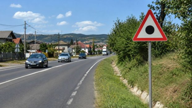 Indicatorul rutier care le dă bătăi de cap șoferilor români, deși nu este foarte nou. Ce indică semnul cu „punct negru”