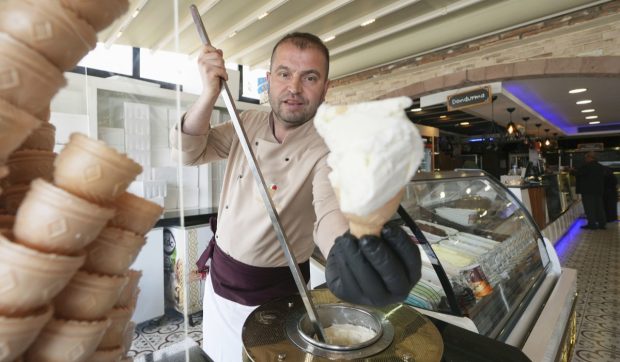 Înghețata turcească care cucerește Istanbulul: desertul elastic ce nu se topește