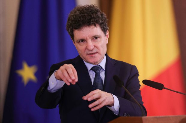 Critici aspre la adresa lui Nicușor Dan și riscurile pentru democrația românească