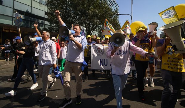 160.000 de profesori solicită anularea măsurilor de austeritate din educație și revizuirea legilor învățământului