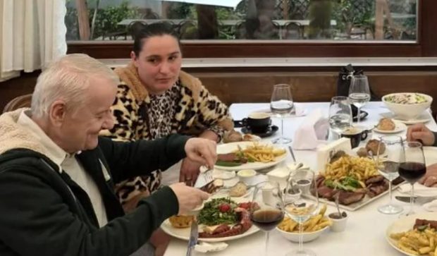 Irinel Columbeanu sărbătorit cu o masă specială înainte de ziua lui de naștere, cu atenție medicală la îndemână