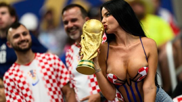 Ivana Knöll, celebra fană croată, strălucește din nou la Mondialul din 2026