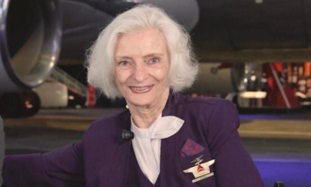 Joan Prince Crandall, după 66 de ani în zbor: povestea celei mai longevive însoțitoare de bord