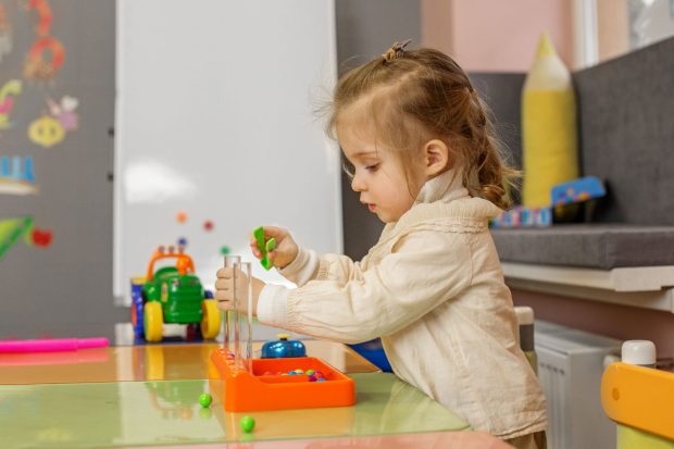 Cum pot jocurile educative înlocui cu succes timpul petrecut de copii pe ecrane