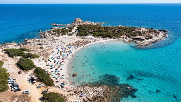Sardinia restricționează folosirea umbrelor de plajă pentru adulți pe una dintre cele mai bune plaje, pentru protecția mediului