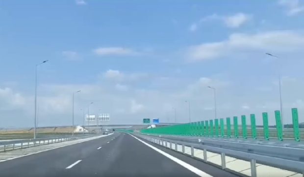 Ce rol au lamelele verzi de pe barierele metalice ale autost