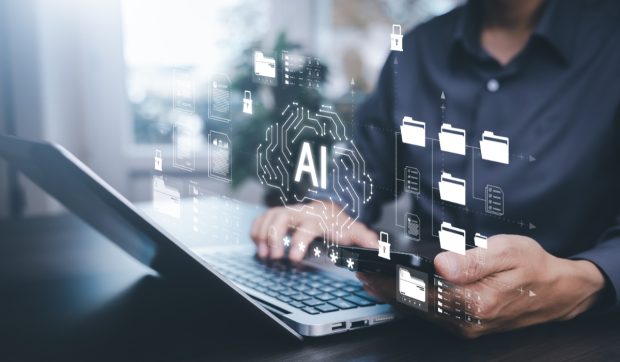 Eric Schmidt anunță sfârșitul erei programării clasice sub impactul inteligenței artificiale