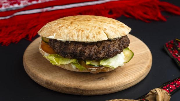 Bucureștiul descoperă savoarea autentică a bucătăriei sârbești: plescaviță, șnițel Karadjordje și alte delicii tradiționale