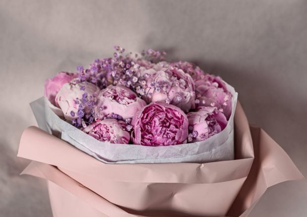 Aranjamente florale care cuceresc din primul moment – sfaturi pentru o alegere inspirată