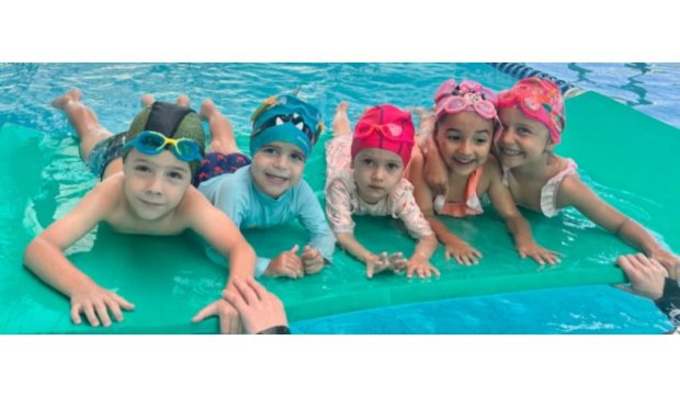 Înotul la copii: secretul unei dezvoltări echilibrate și a unui stil de viață sănătos în era digitală