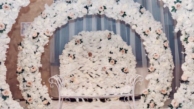 Cum să transformi evenimentul într-o experiență memorabilă cu perete floral și cabina foto Instagramabilă