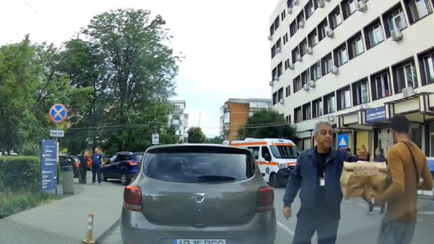 Livrator din Sri Lanka, agresat de un agent de pază în curtea Spitalului Județean Arad: incidentul surprins în video
