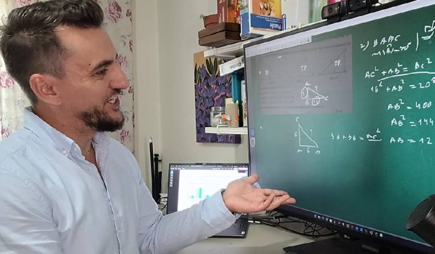 Zece elevi de clasa a VIII-a susțin simultan Evaluarea Națională și Bacalaureatul la matematică, ghidați de un mentor hotărât să schimbe sistemul