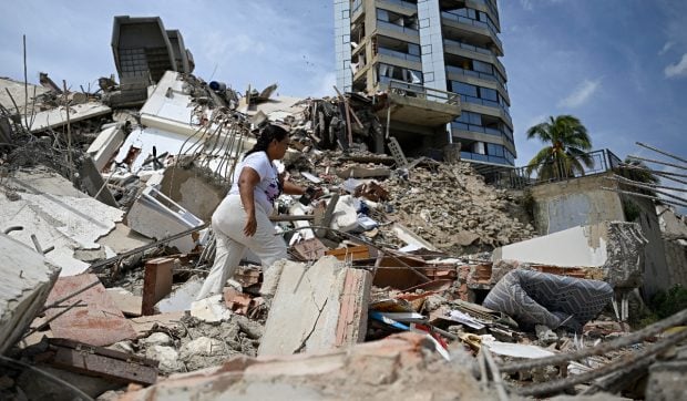 O mamă din Venezuela își caută fiul dispărut săpând cu mâinile goale printre dărâmături: „Este acolo, sub ruine”