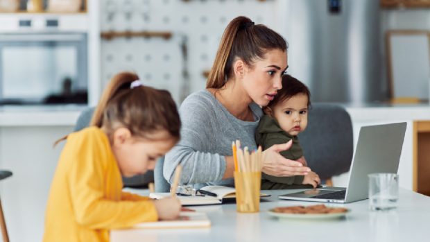 Părinții singuri ar putea primi minimum trei zile suplimentare de concediu anual