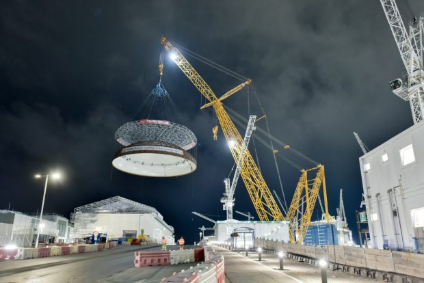 Marea Britanie Avansează cu Două Centrale Nucleare Identice, Utilizând Cea Mai Mare Macara Terestră Din Lume