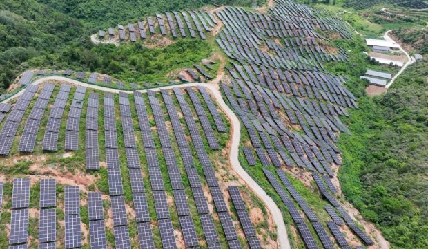China construiește un uriaș „cal solar” în deșertul Kubuqi, un proiect record cu 400 km de panouri fotovoltaice