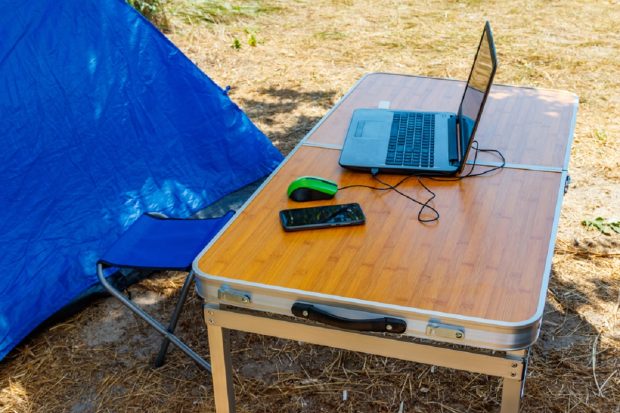Transformă-ți rucsacul într-un birou complet: gadgeturile esențiale pentru munca în deplasare