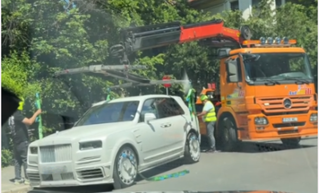 Mirel Rădoi a rămas fără autoturismul Rolls-Royce de lux, ridicat pe platformă în București