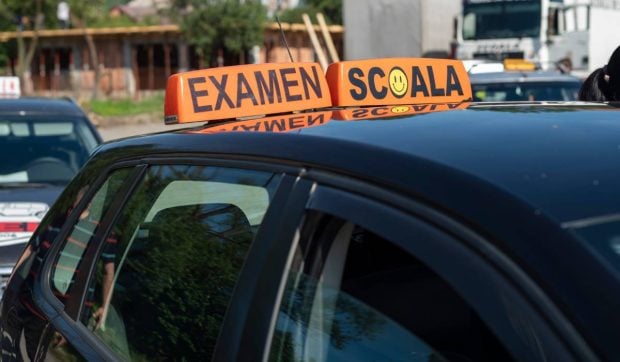 Un bărbat din Vrancea a dat 6.000 de lei ca să ia permisul, 