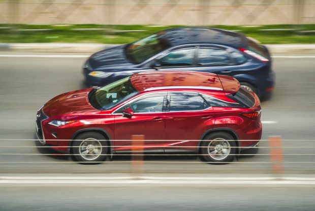Cum se diferențiază real performanța și costurile între o mașină electrică și una diesel pe distanțe lungi