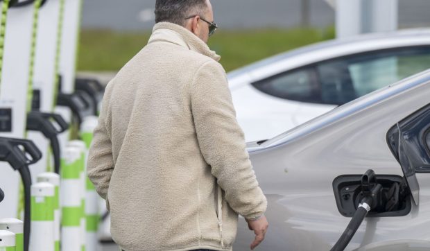 Un șofer a cumpărat cu 39.000 de euro o mașină electrică și 