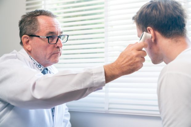 Bărbat italian primește despăgubiri substanțiale după un diagnostic medical greșit ce i-a cauzat pierderea parțială a auzului