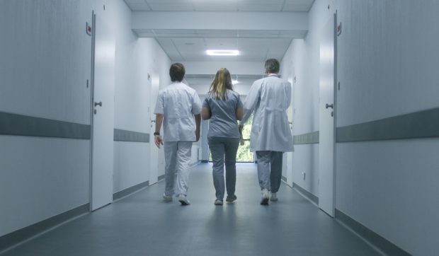 Un șofer de TIR din Bihor s-a dus la spital pentru că-l durea piciorul și „s-a întors acasă în sicriu”. Familia acuză medicii de neglijență criminală