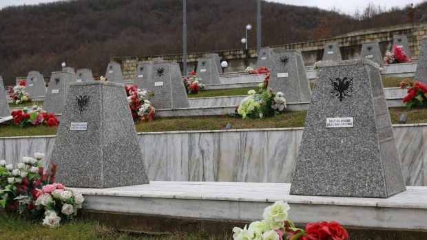 Cinci cetățeni sârbi, între care foști polițiști, arestați în ancheta privind masacrul de la Recak din Kosovo