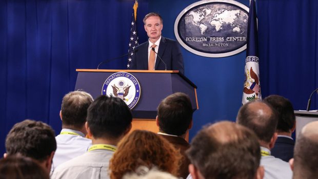Michael Carpenter, fost înalt oficial la Casa Albă și Pentagon: „Campaniile de pe rețelele sociale amplificate de Kremlin au profitat de incidentele cu drone pentru a promova o narațiune conform căreia România ar trebui pur și simplu să caute un compromis cu Rusia” EXCLUSIV