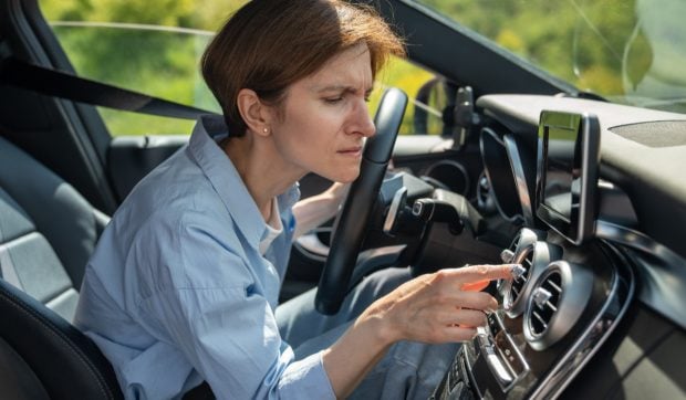 Mirosul neplăcut din aerul condiționat auto: cauze și efecte asupra sănătății șoferilor