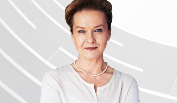 Mona Nicolici pășește în rolul de bunică la 58 de ani, fiul său Vlad s-a cununat civil