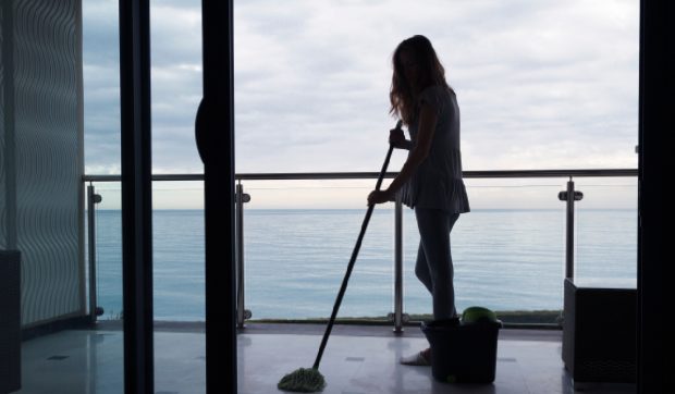 Legi neobișnuite în Spania: de la amenzile pentru mop pe balcon la interdicții surprinzătoare în orașe
