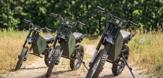 Ucraina introduce motocicleta electrică „Wolfstorm”, o armă silențioasă și greu de detectat pe front