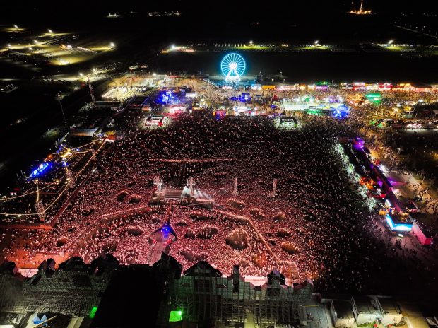 Costinești devine magnet pentru turiștii străini prin festivalurile NIBIRU și Beach, Please!