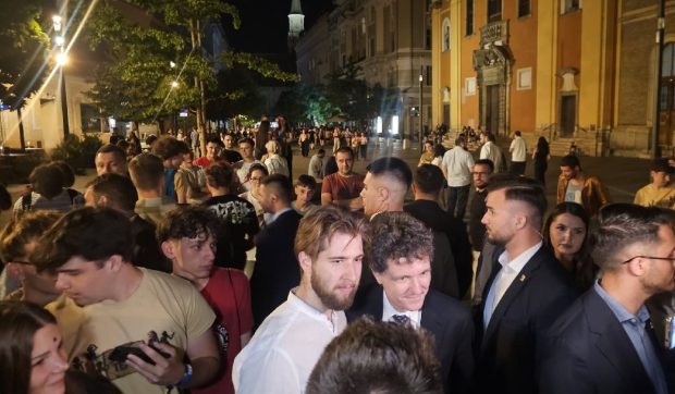 Nicușor Dan, baie de mulțime cu tinerii, la Cluj, la miezul nopții. A semnat autografe și a făcut selfie-uri