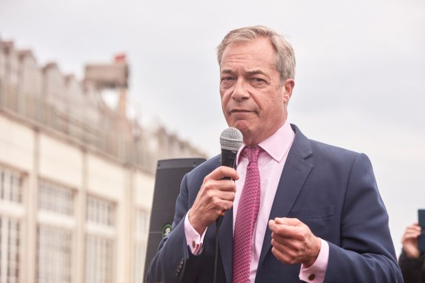 Nigel Farage propune interzicerea accesului străinilor, inclusiv românilor, la locuințe sociale în Marea Britanie