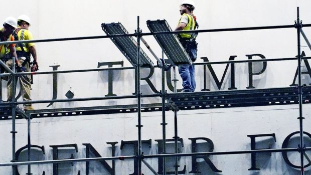 Numele lui Donald Trump scos de pe fațada Centrului Kennedy, după o hotărâre judiciară