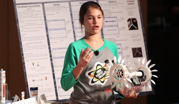 O adolescentă româncă inventează un generator ieftin ce transformă mișcarea oceanului în energie verde