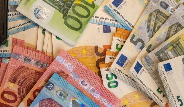O femeie din Austria, condamnată să restituie 31.000 de euro primiți ilegal din șomaj, după patru ani