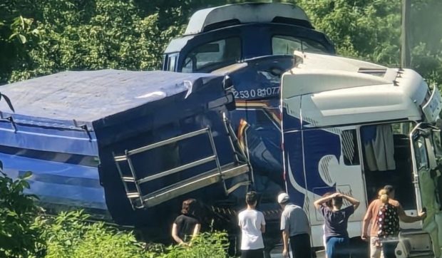 Un TIR încărcat cu cărbune pentru CE Oltenia a fost lovit în plin de o locomotivă, la Ploștina