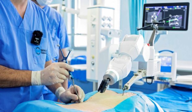 Tehnologia robotică salvează vieți tinere, însă accesul rămâne limitat și costisitor în România