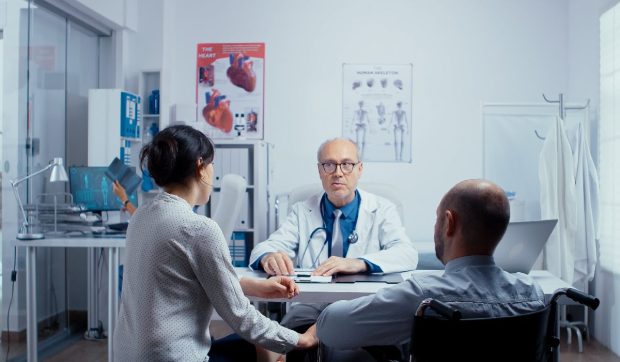 Formula imposibil de înțeles prin care statul vrea să restrângă accesul pacienților cronici la clinicile private