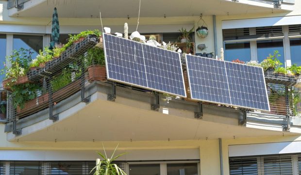 Sistemele solare plug-in câștigă teren în Europa, reduc facturile la electricitate și se instalează rapid pe terase