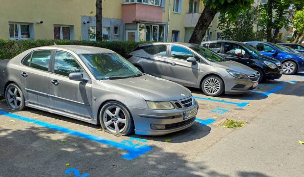 Amenzi drastice în Brașov pentru șoferii care blochează locurile destinate persoanelor cu dizabilități