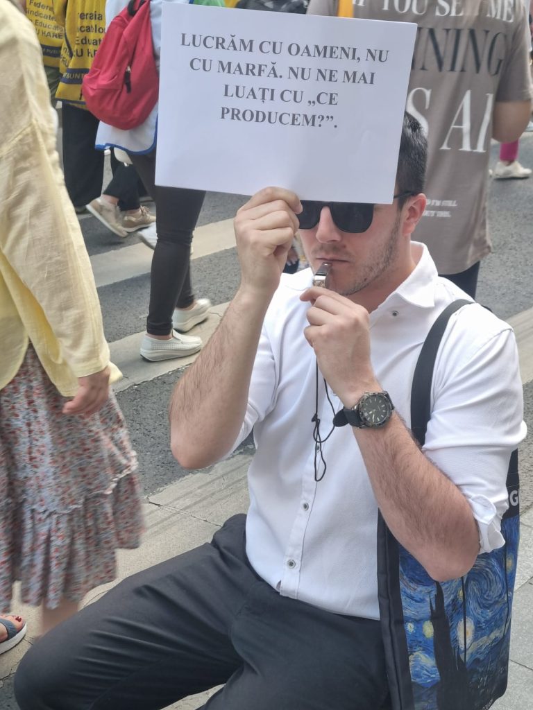 Petruț Rizea, învățătorul atacat de ură online după protestul din educație: Ce se ascunde în spatele comentariilor jignitoare 2 petrut rizea protest laura macavei 2